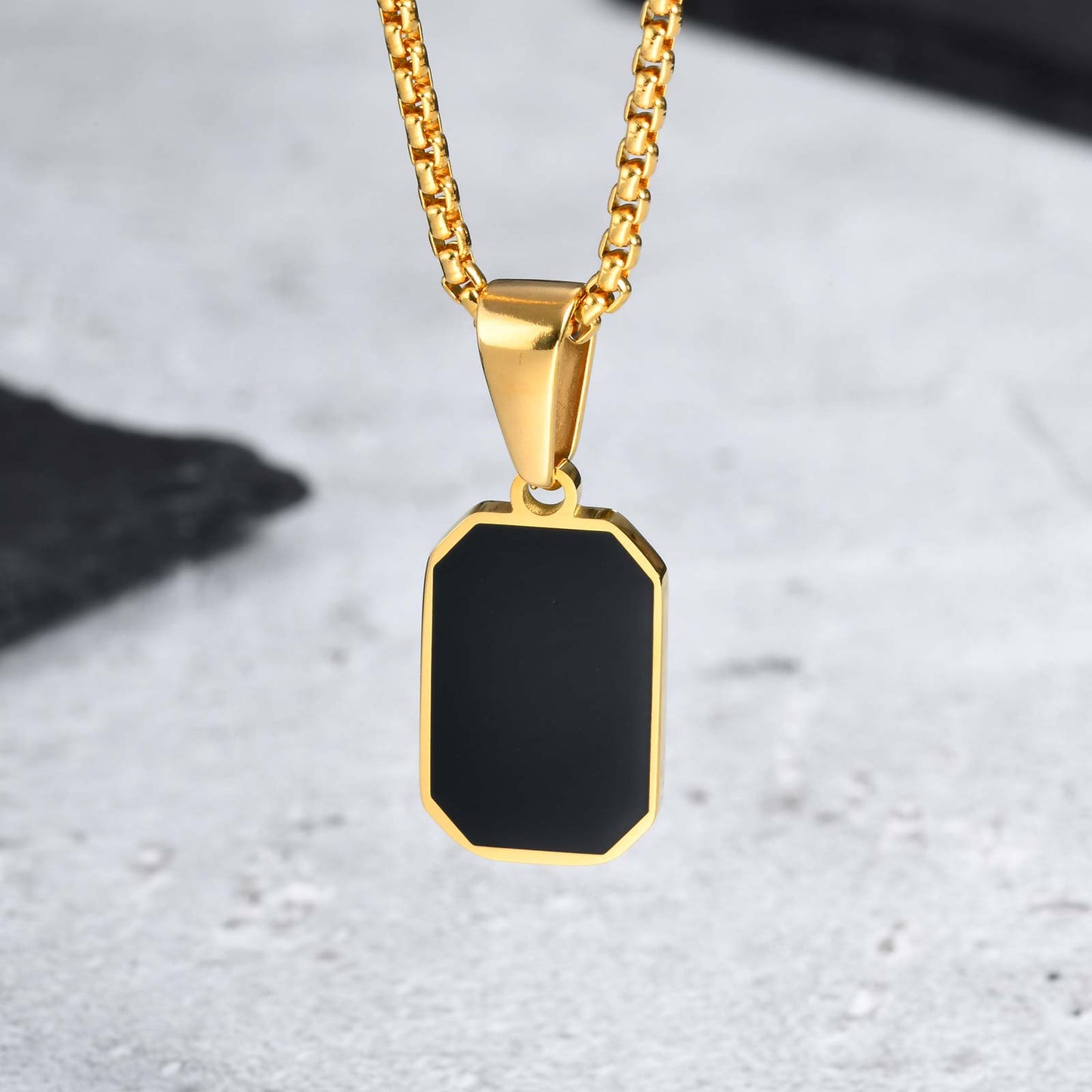 Collar con colgante cuadrado
