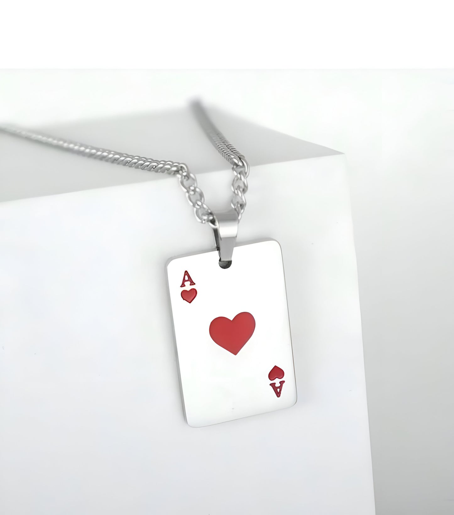 Collar con colgante de cartas de juego