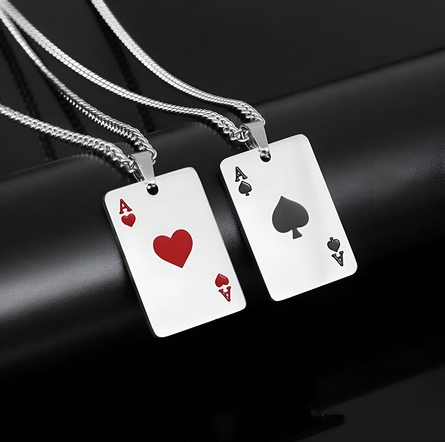 Collar con colgante de cartas de juego
