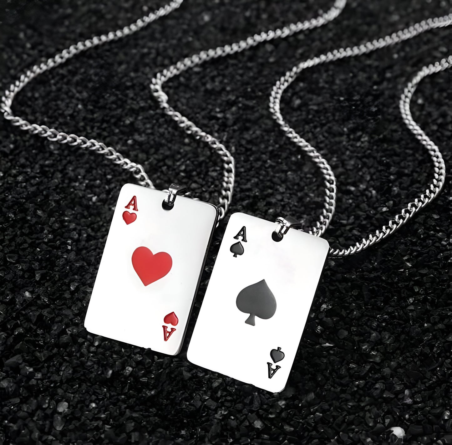 Collar con colgante de cartas de juego