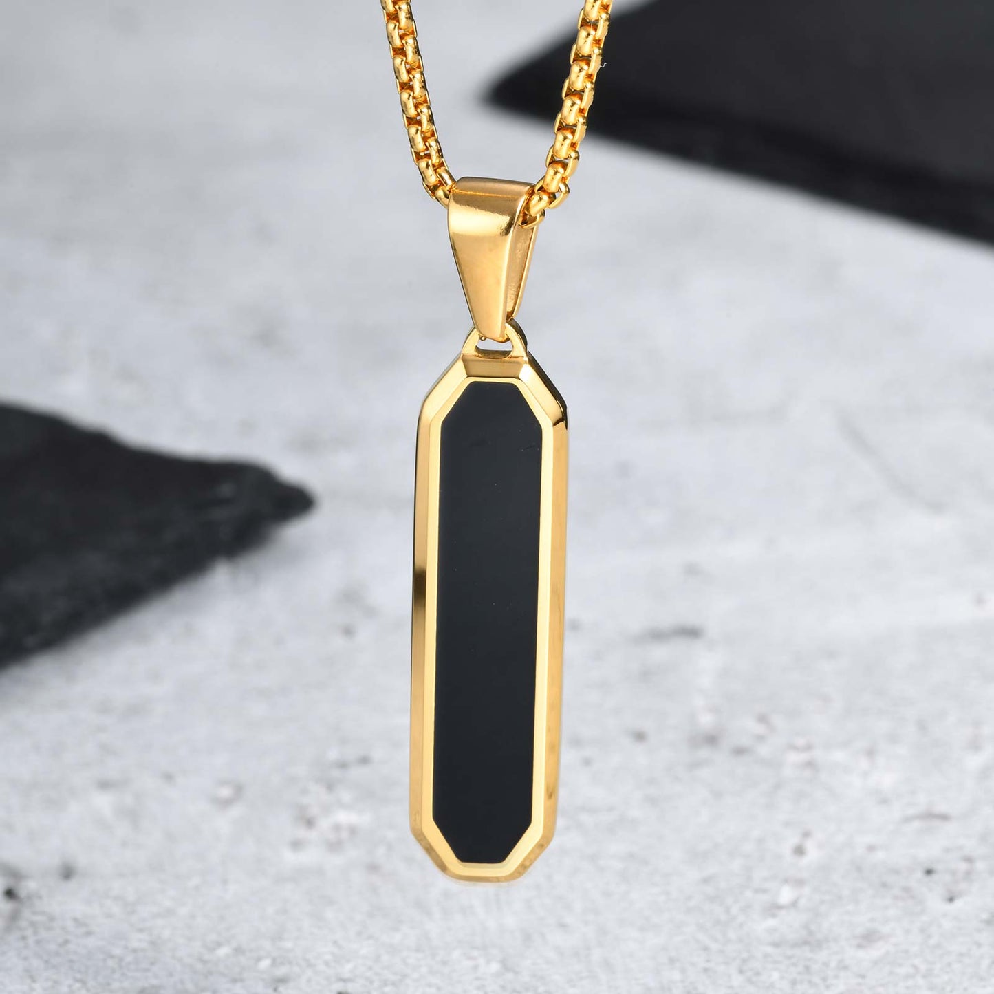 Collar con colgante cuadrado