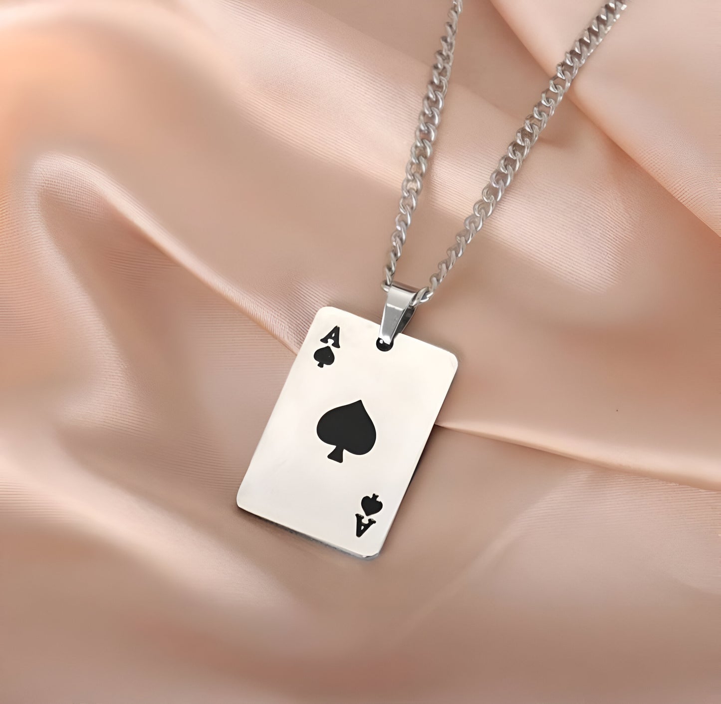 Collar con colgante de cartas de juego