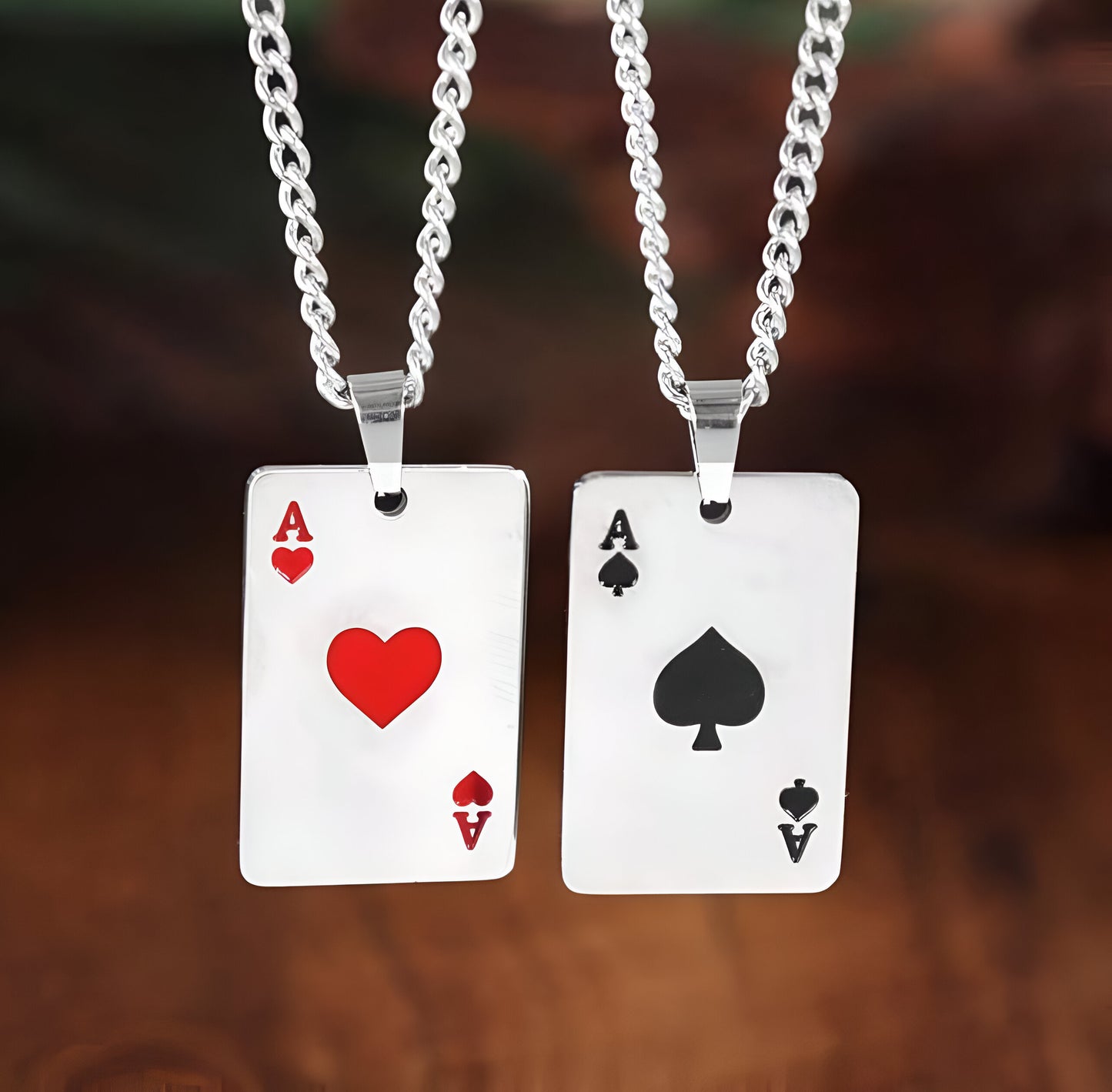 Collar con colgante de cartas de juego