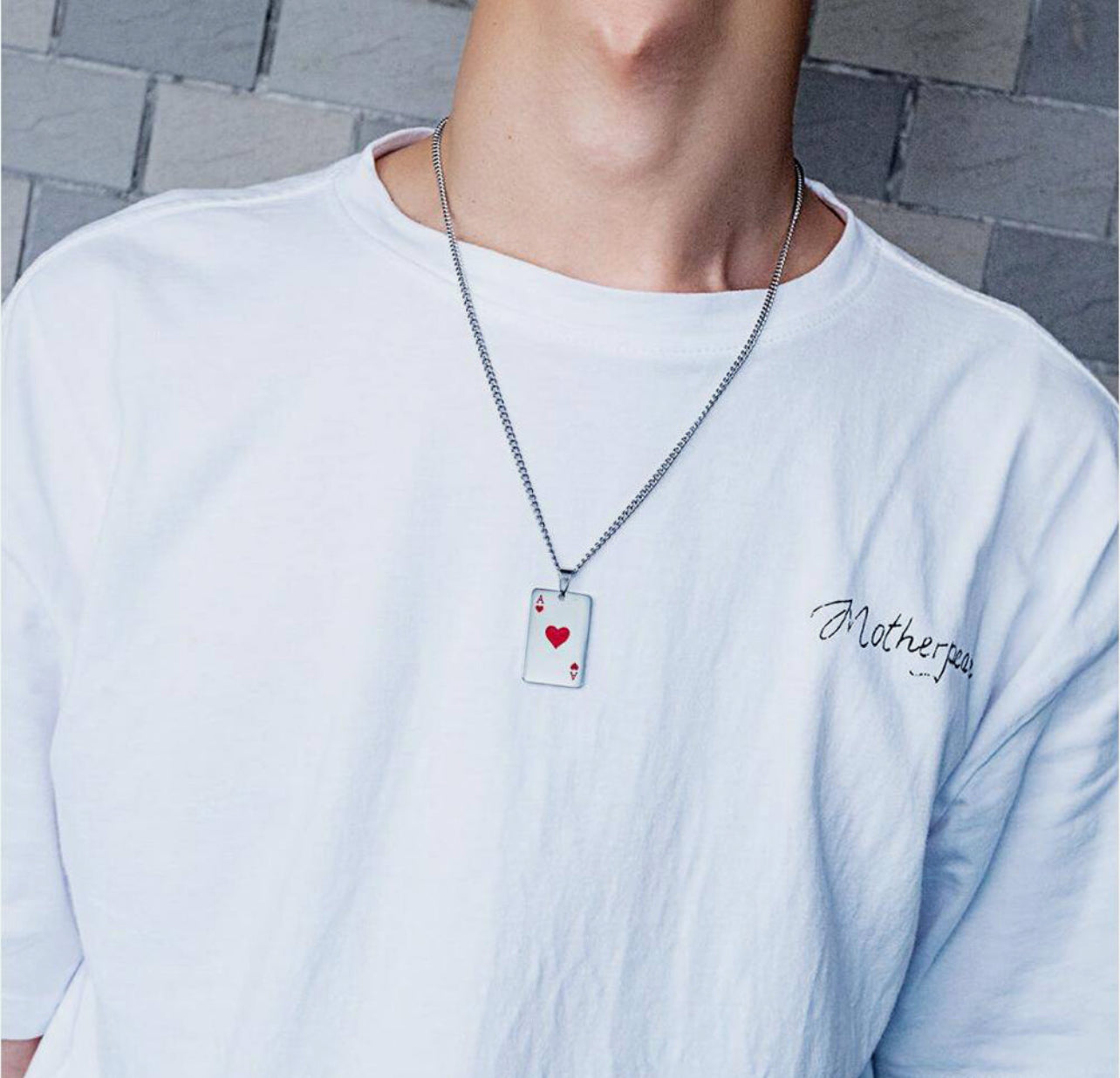 Collar con colgante de cartas de juego