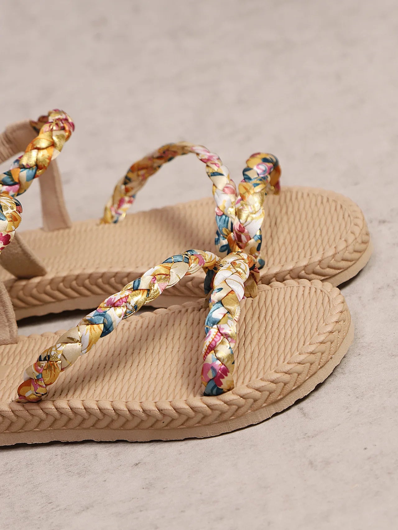 Sandalias planas con estampado Floral
