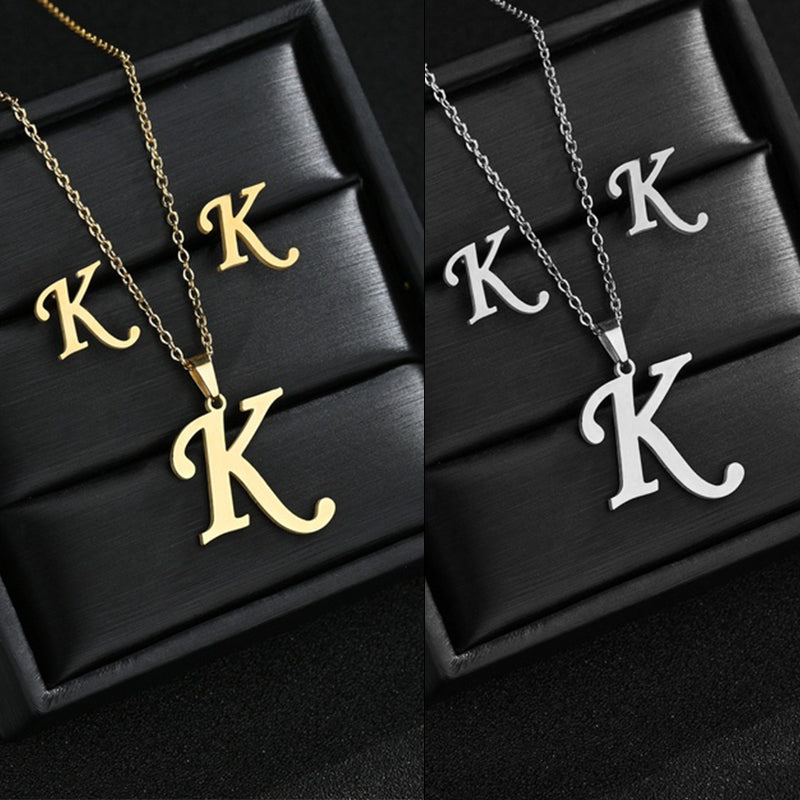 Collar con inicial del alfabeto