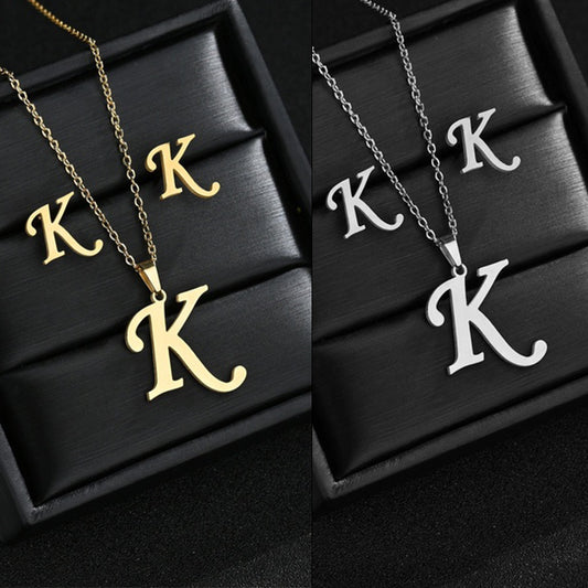 Collar con inicial del alfabeto