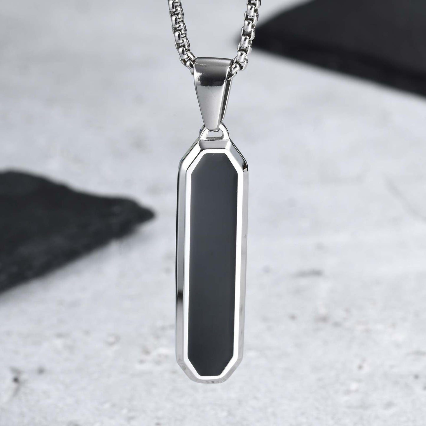 Collar con colgante cuadrado