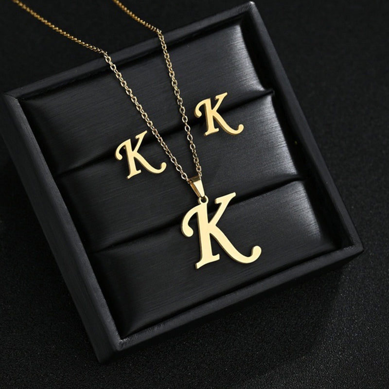 Collar con inicial del alfabeto