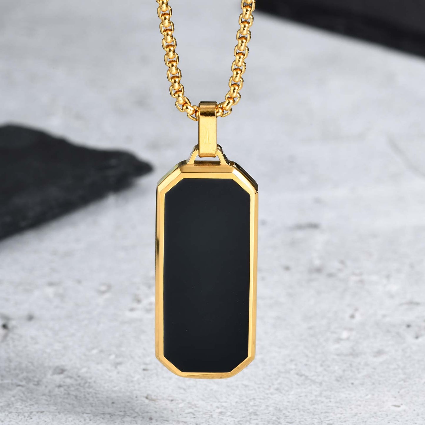 Collar con colgante cuadrado