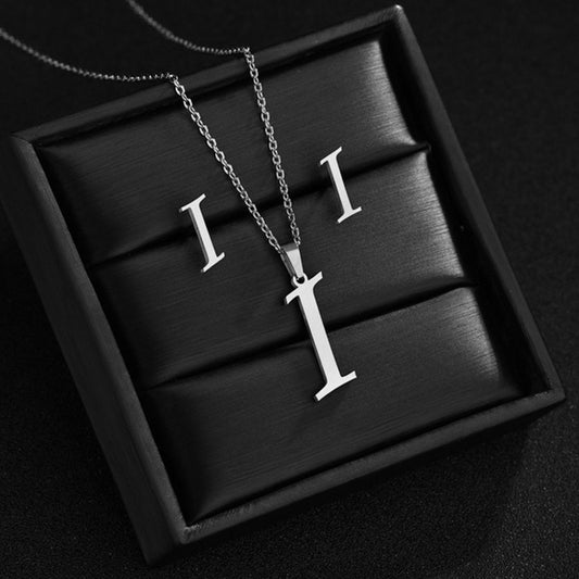 Collar con inicial del alfabeto