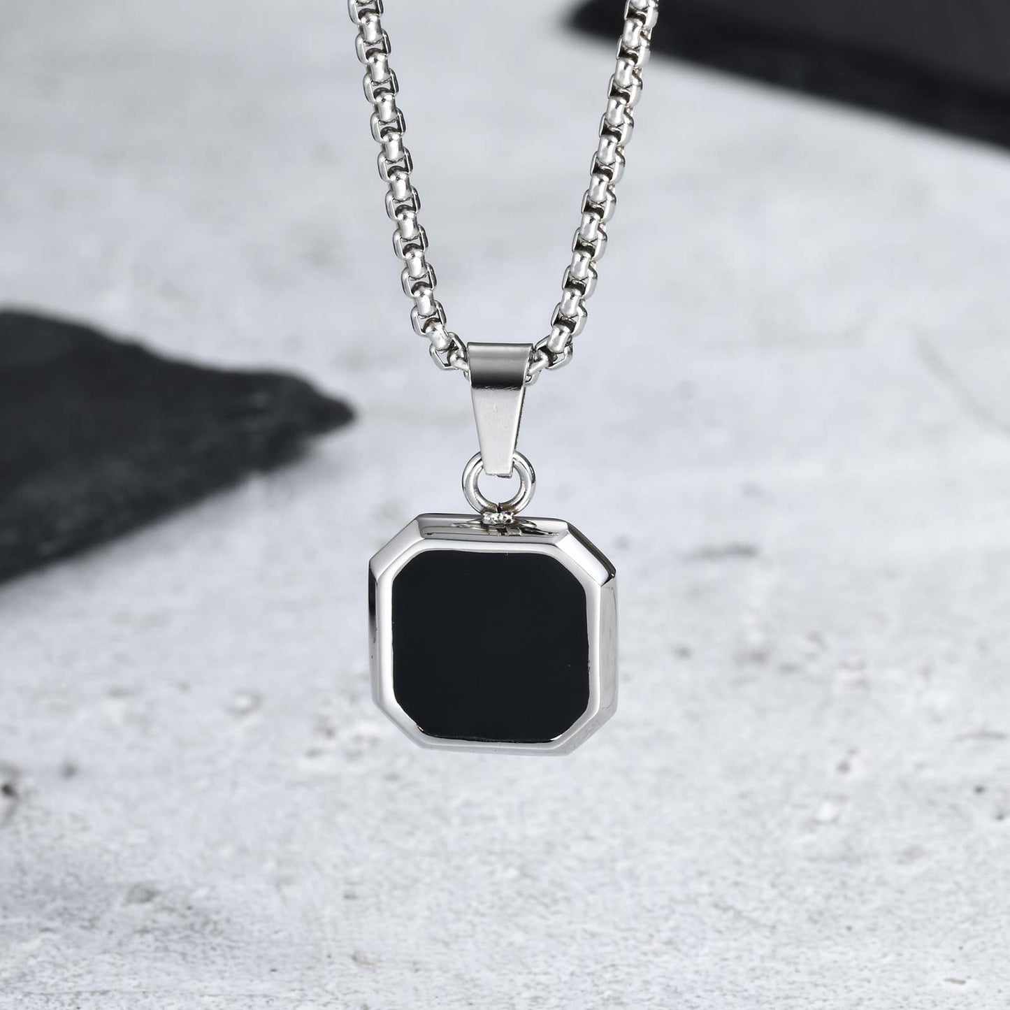 Collar con colgante cuadrado