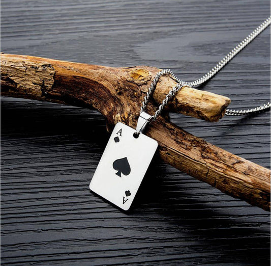 Collar con colgante de cartas de juego